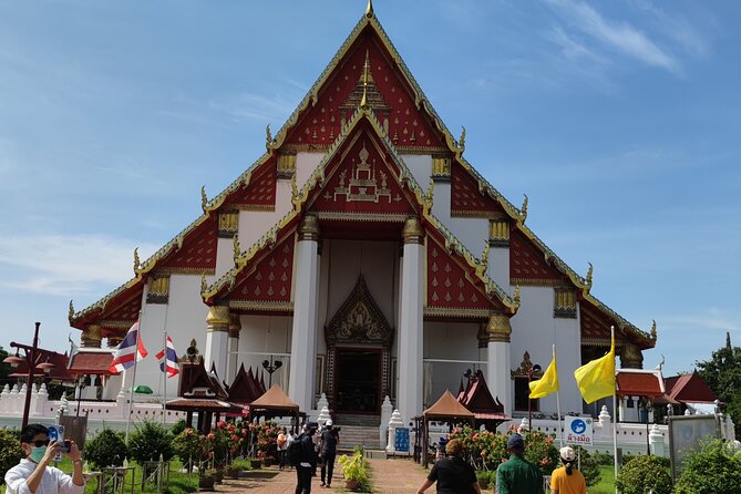 Small Group Tour to Ayutthaya Temples from Bangkok with Lunch - Wat Mahathat and the Buddha head in the tree roots