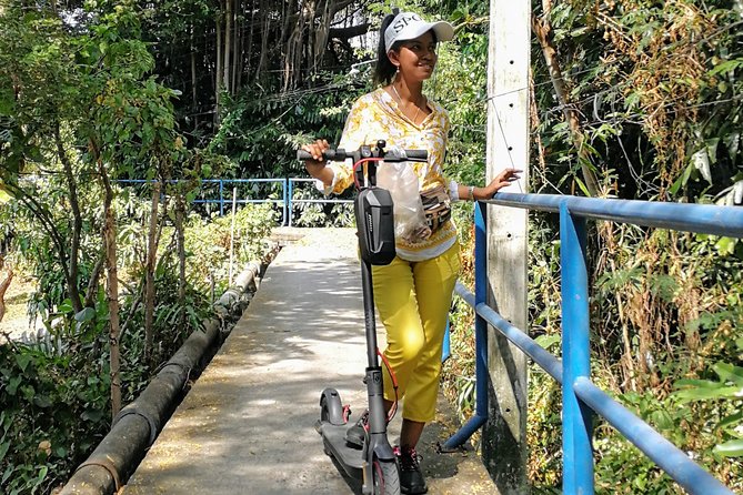 Take a E-Scooter Ride in Bangkok's Jungle - Riding through Sri Nakhon Khuean Khan Park