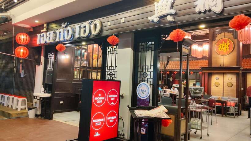 Taste of Chiang Mai: Michelin Guide & Street Food Tour - What the guide adds to the meal