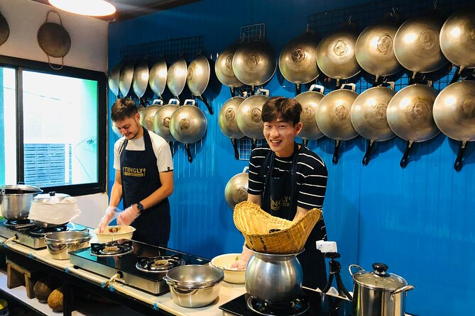 Thai cooking class experience in Bangkok with Tingly Thai cooking school - Teachers who keep the room lively