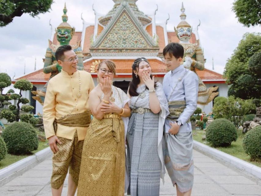Thai Costume Rental - Picking a costume for women and men