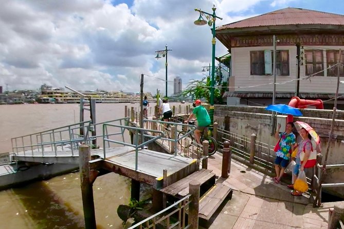 Thai Culture and Local Life 4- Hour Bangkok Bike Tour - Wat Prayurawongsawat and the turtle pond
