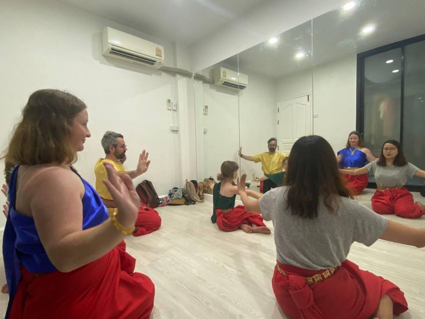 Thai Dance Class - Warm-up and three different dance songs