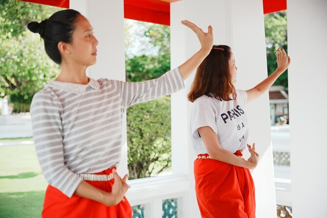 Thai Dance Class at Wat Arun - Snacks, Herbal Drinks, and Conversation