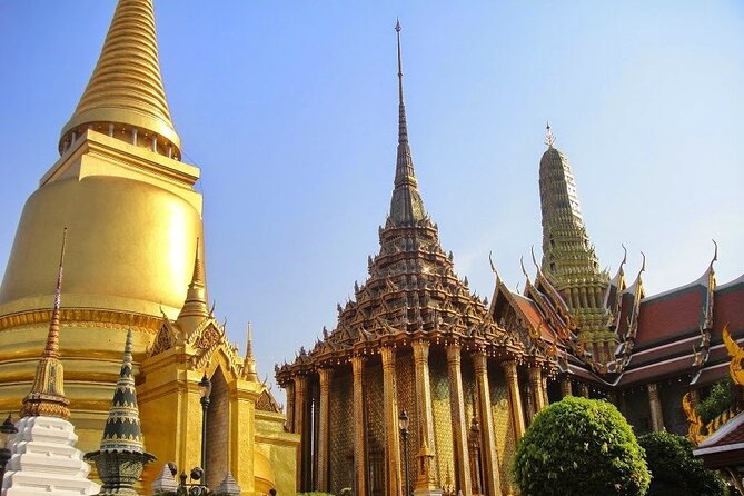Thai PRIVATE Tour Guide - Wat Arun across the Chao Phraya