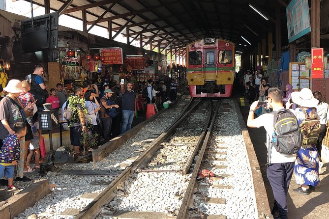 Train Market and Floating Market half day tour - Who will enjoy this morning most?