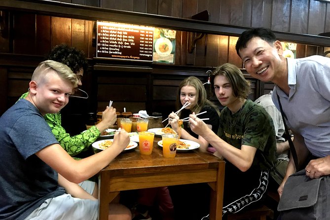 Tuk Tuk Bangkok Private Tour: WW2 Pad Thai, 360-Viewpoint, Chinatown (Pickup) - Wat Saket and the Golden Mountain viewpoint